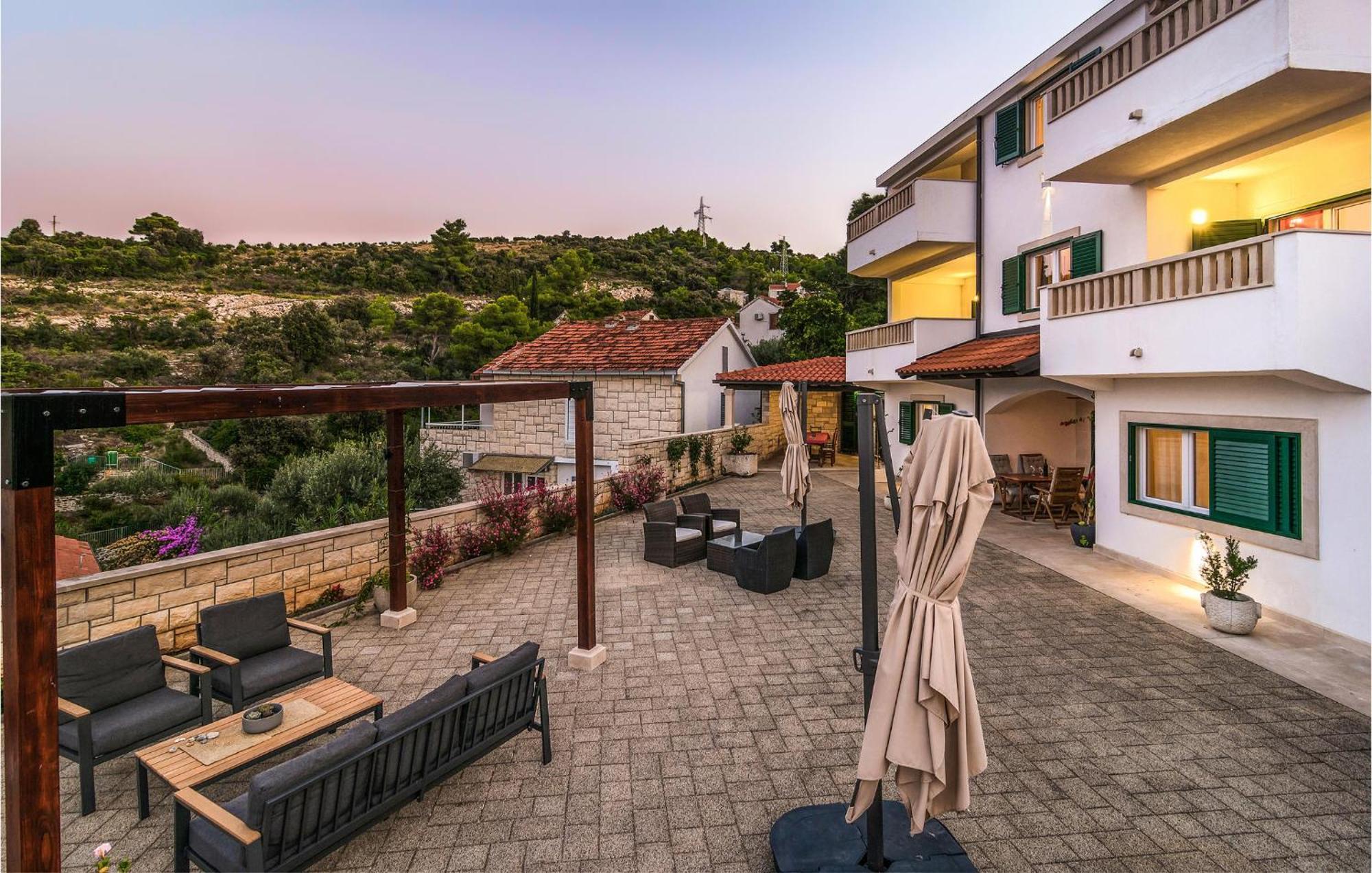 Nice Home In Postira With Outdoor Swimming Pool المظهر الخارجي الصورة